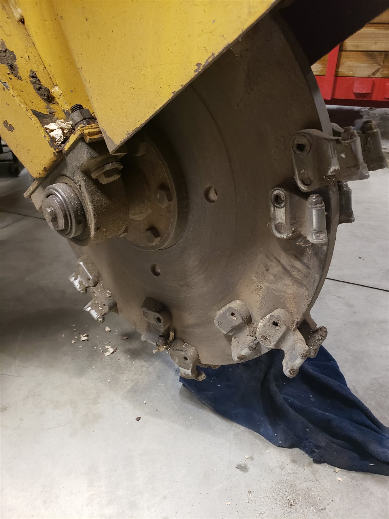 Close-up of the stump grinder’s steel cutting wheel and teeth